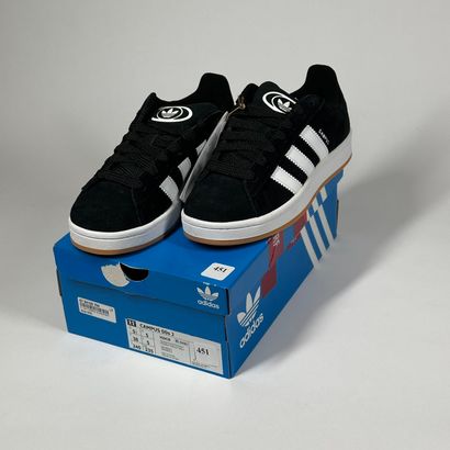 ADIDAS
A pair of low-top sneakers,
Model...