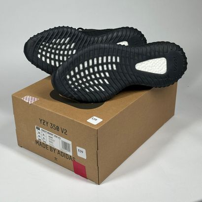 ADIDAS / YEEZY
Une paire de basket basse,
Modèle...