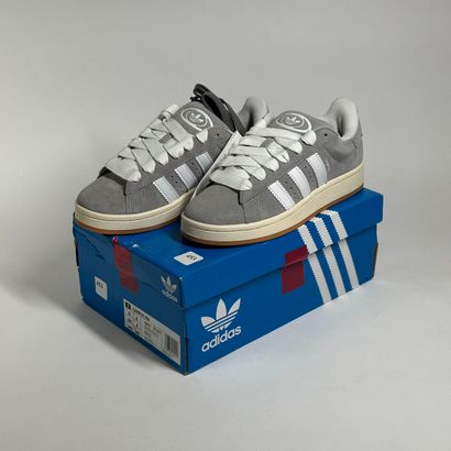 ADIDAS
A pair of low-top sneakers,
Model...