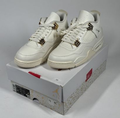 NIKE / JORDAN
A pair of semi-mounted sneakers
Model...