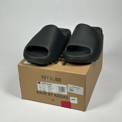ADIDAS / YEEZY
A pair of sandals,
Model :...