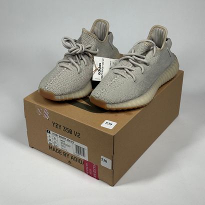 ADIDAS / YEEZY
A pair of low-top sneakers,
Model...