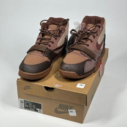 NIKE x TRAVIS SCOTT
Une paire de basket semi...
