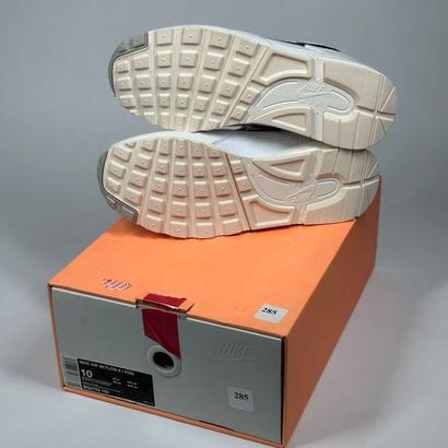 NIKE x FEAR OF GOD 
Une paire de basket basse,
Modèle...