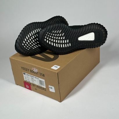 ADIDAS / YEEZY
A pair of low-top sneakers,
Model...