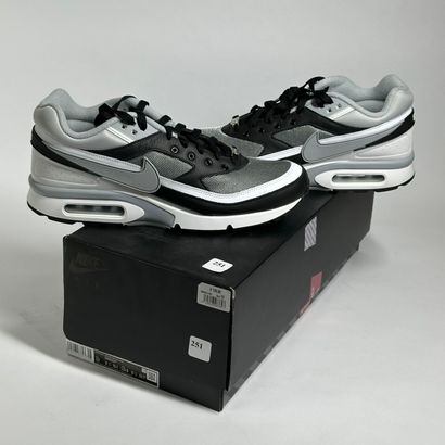 NIKE 
Une paire de basket basse,
Modèle :...