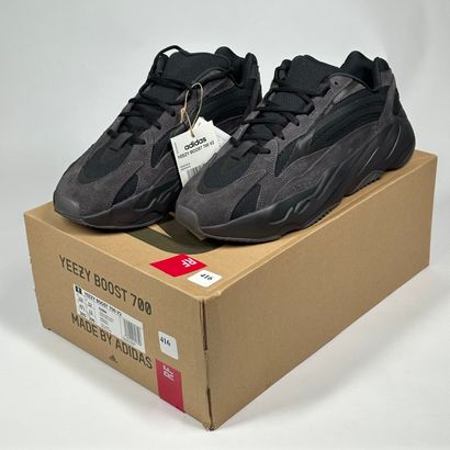 ADIDAS / YEEZY
A pair of low-top sneakers,
Model...