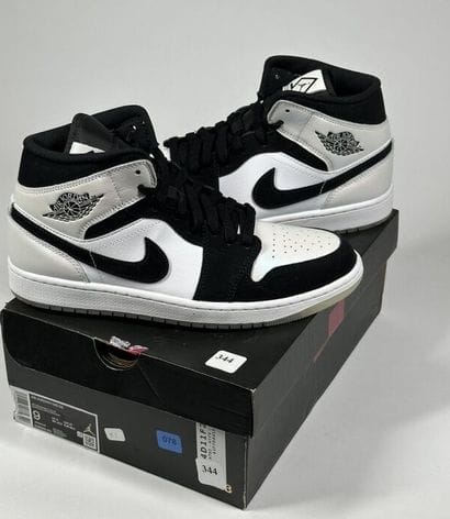 NIKE / JORDAN
A pair of semi-mounted sneakers,
Model...