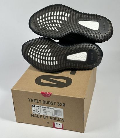 ADIDAS / YEEZY
A pair of low-top sneakers,
Model...