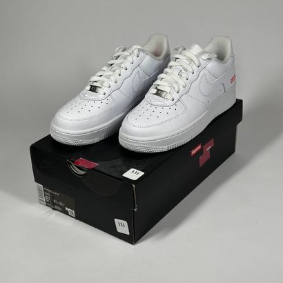 NIKE x SUPREME
Une paire de basket basse,
Modèle...