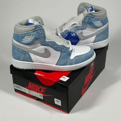 NIKE / JORDAN
A pair of high-top sneakers,
Model...
