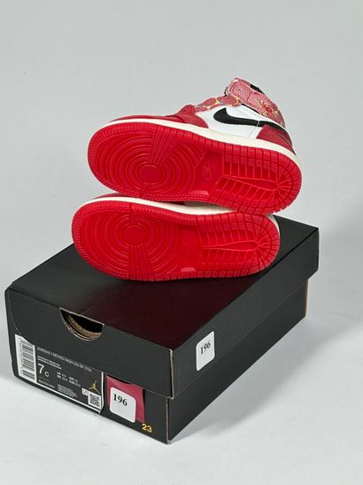 NIKE / JORDAN
Une paire de basket montante,
Modèle...