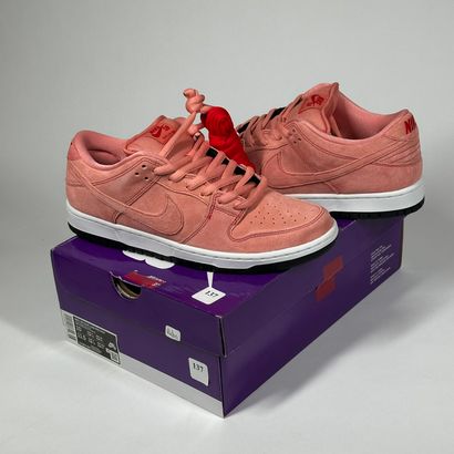 NIKE SB
A pair of low-top sneakers,
Model...