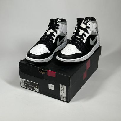 NIKE / JORDAN
Une paire de basket montante,
Modèle...