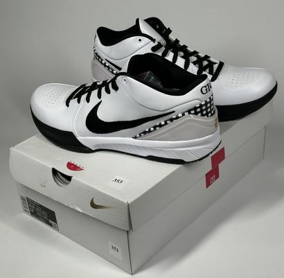 NIKE x KOBE
A pair of low-top sneakers,
Model...