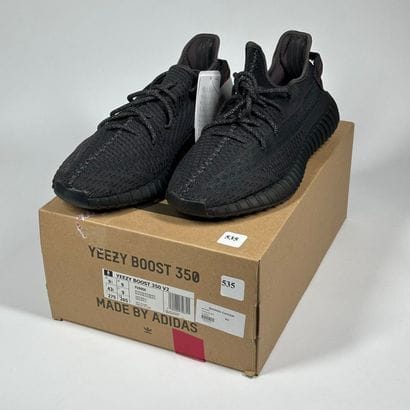 ADIDAS / YEEZY
Une paire de basket basse,
Modèle...