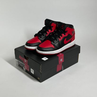 NIKE / JORDAN
Une paire de basket semi montante,
Modèle...