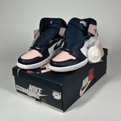 NIKE / JORDAN
Une paire de basket montante,
Modèle...
