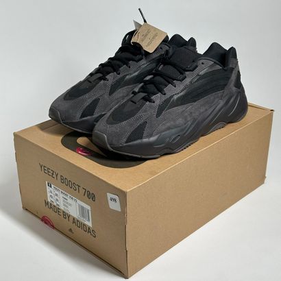 ADIDAS / YEEZY
A pair of low-top sneakers,
Model...