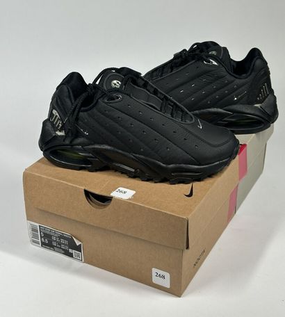 NIKE x NOCTA 
Une paire de basket semi montante,
Modèle...