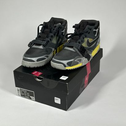 NIKE
Une paire de basket semi montante,
Modèle...