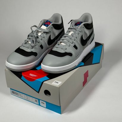 NIKE
A pair of low-top sneakers,
Model :...