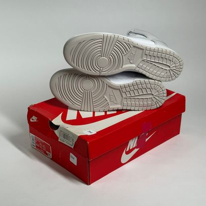 NIKE
Une paire de basket montante,
Modèle...