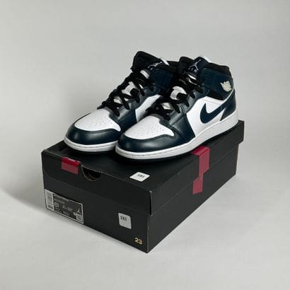 NIKE / JORDAN
Une paire de basket montante,
Modèle...