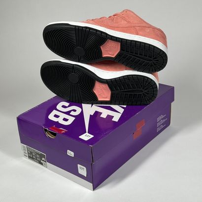 NIKE SB
A pair of low-top sneakers,
Model...