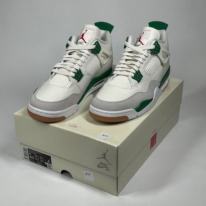 NIKE SB / JORDAN
A pair of semi-mounted sneakers,
Model:...