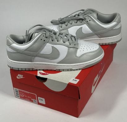 NIKE
A pair of low-top sneakers,
Model :...