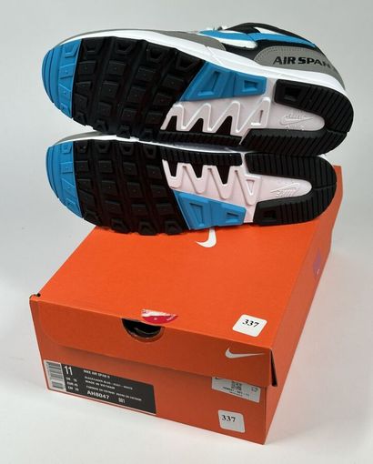 NIKE
A pair of low-top sneakers,
Model :...