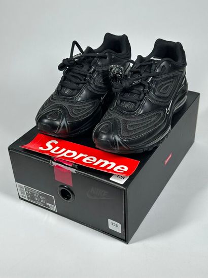 NIKE x SUPREME
A pair of low-top sneakers,
Model...