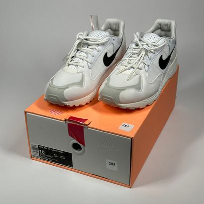 NIKE x FEAR OF GOD 
Une paire de basket basse,
Modèle...