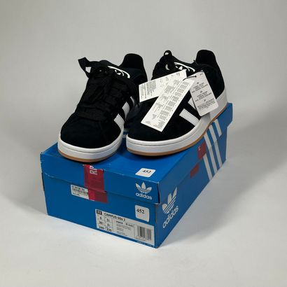 452
ADIDAS
A pair of low-top sneakers,
Model...