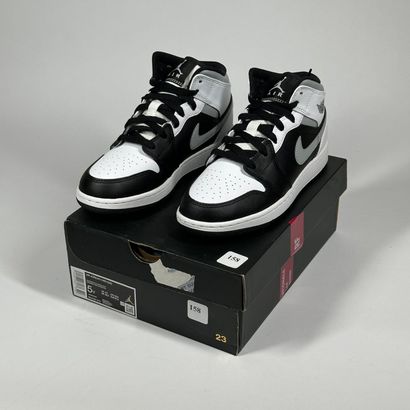 NIKE / JORDAN
Une paire de basket semi montante,
Modèle...