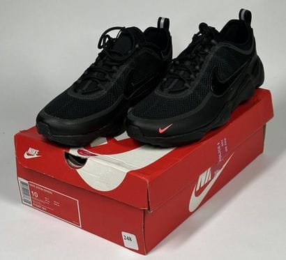 NIKE 
Une paire de basket basse,
Modèle :...