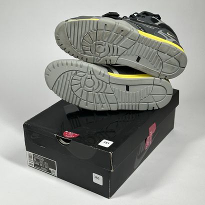NIKE
A pair of semi-mounted sneakers,
Model...