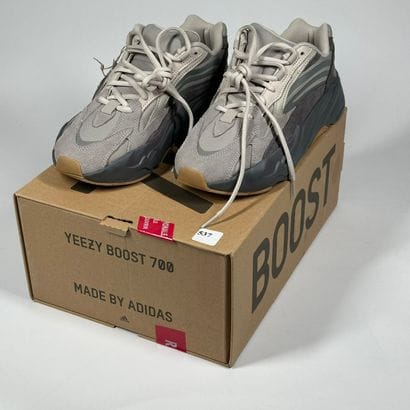 ADIDAS / YEEZY
Une paire de basket basse,
Modèle...