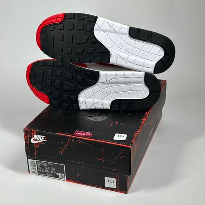 NIKE 
A set of 3 pairs of low-top sneakers,...