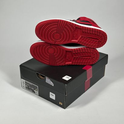 NIKE / JORDAN
Une paire de basket semi montante,
Modèle...