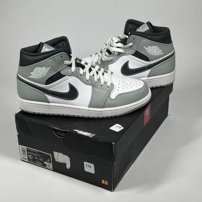 NIKE / JORDAN
Une paire de basket semi montante,
Modèle...