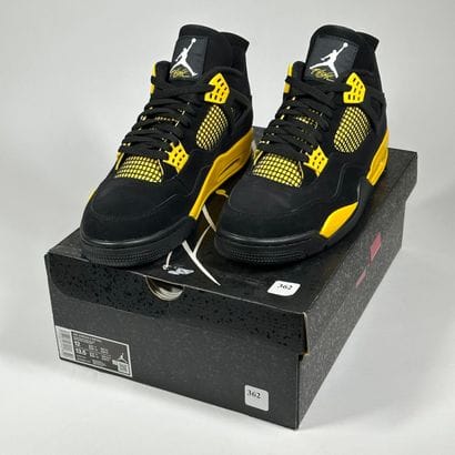 NIKE / JORDAN
A pair of semi-mounted sneakers,
Model...