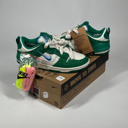 NIKE
Une paire de basket basse,
Modèle :...