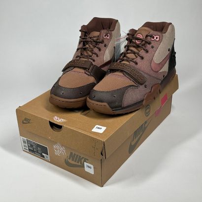 NIKE x TRAVIS SCOTT
A pair of semi-mounted...