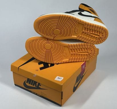 NIKE / JORDAN
A pair of high-top sneakers,
Model...