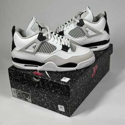 NIKE / JORDAN
A pair of semi-mounted sneakers,
Model...