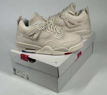 NIKE / JORDAN
A pair of high-top sneakers,...