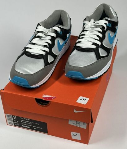 NIKE
A pair of low-top sneakers,
Model :...