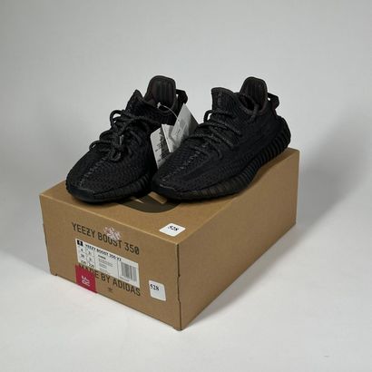 ADIDAS / YEEZY
A pair of low-top sneakers,
Model...